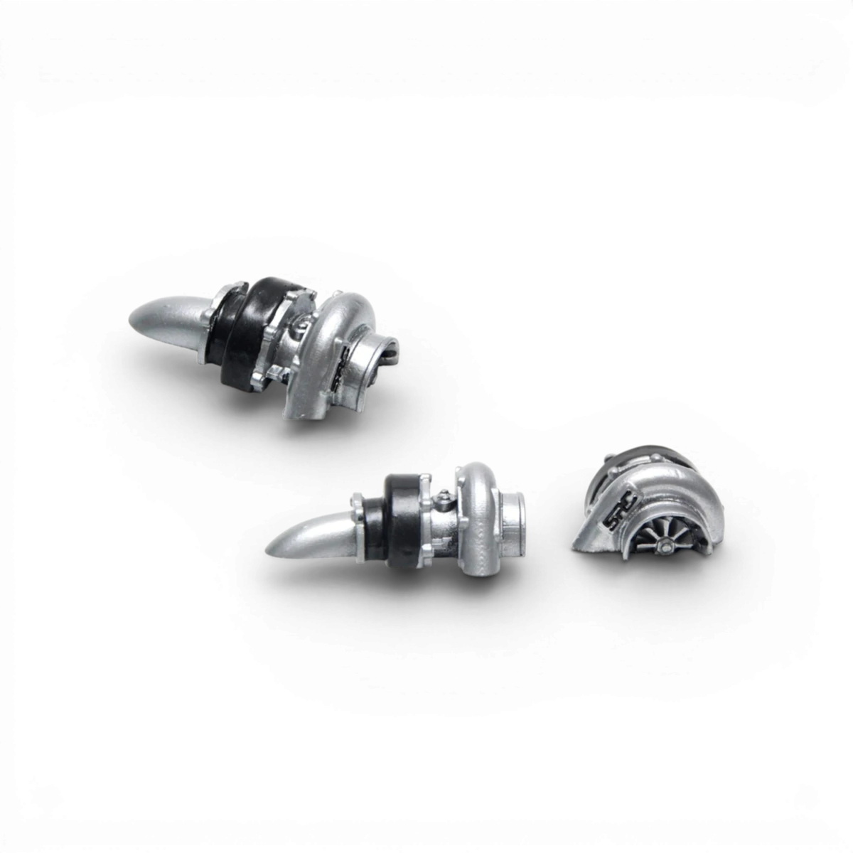 Turbo 1/3 v2 de la marque Src Sideways RC, pièce de personnalisation pour voiture RC, vue de face sur l'image.