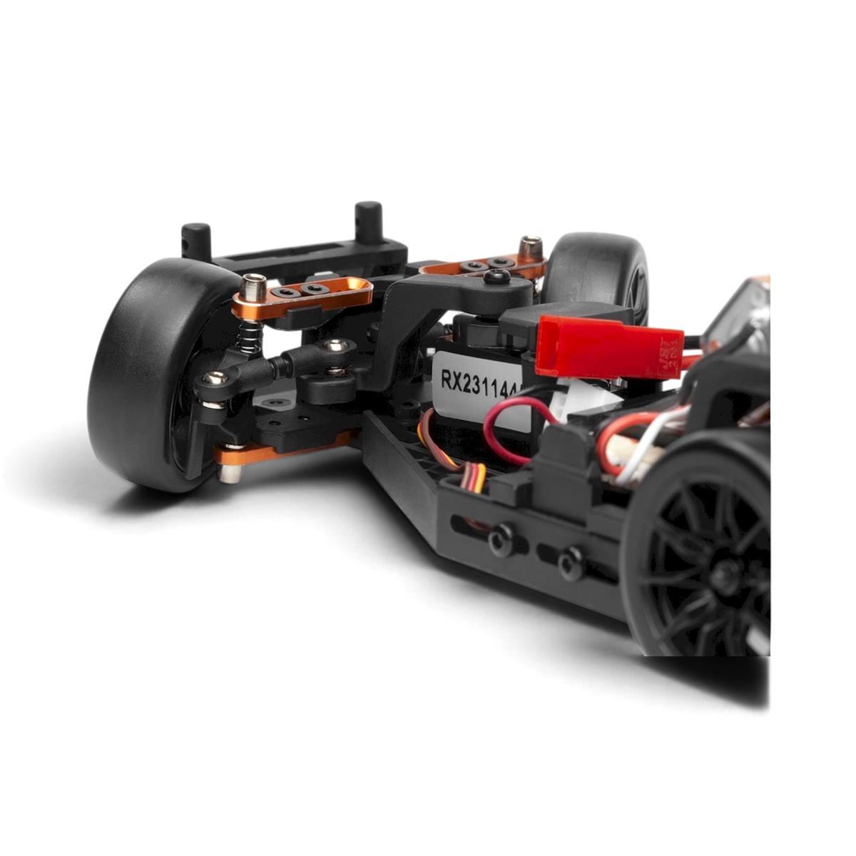 Close-up van de voorzijde van het RC DriftParadiZ Stage-D24 chassis met onafhankelijke ophanging en stuurhoek