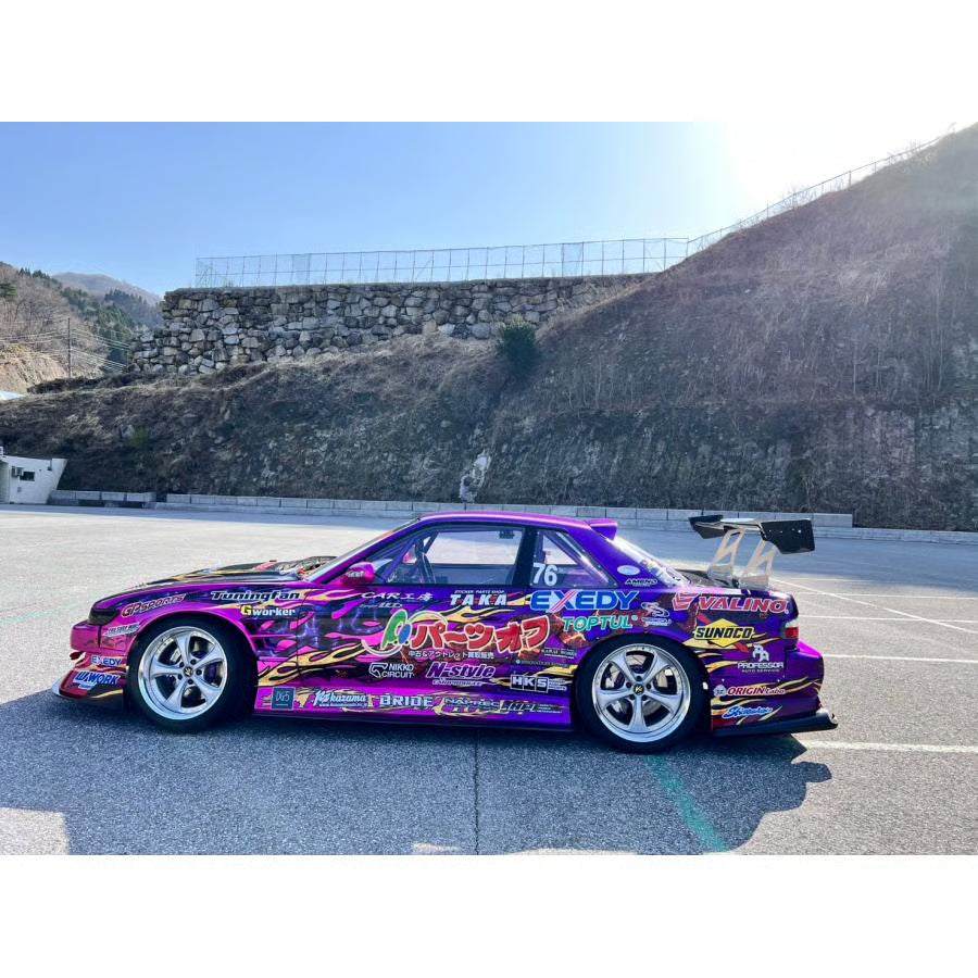 Voiture de drift Nissan Silvia S13 customisée par Ryu Nakamura pour D1GP, marque PS-Taka, avec détails de personnalisation en images.