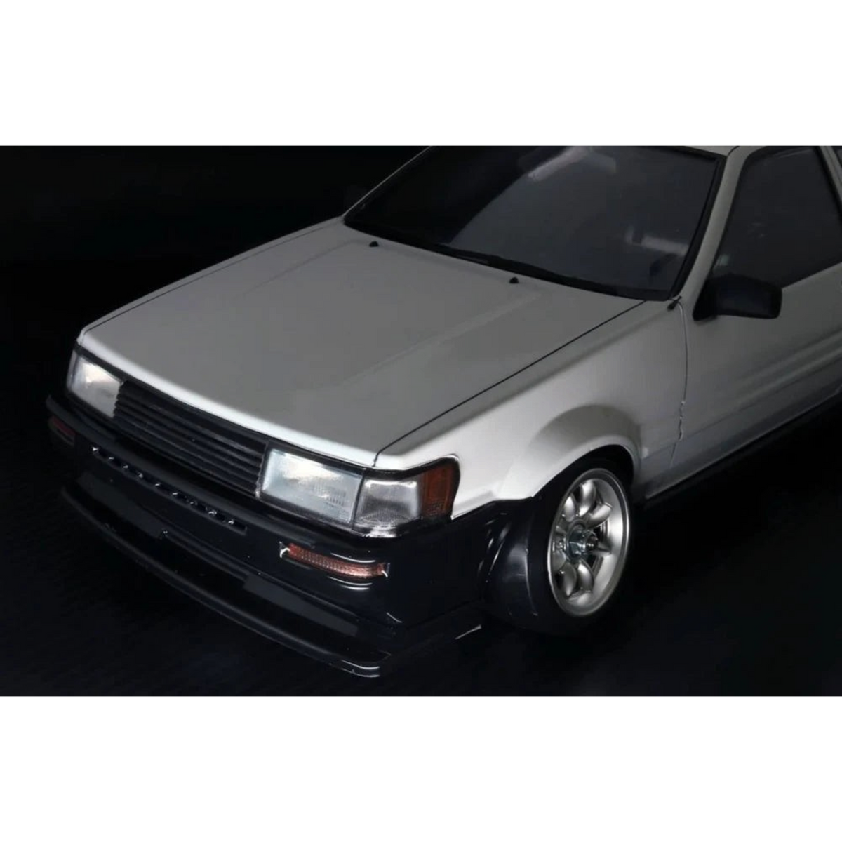 Carrosserie Toyota Levin AE86 SWB de Addiction RC Design, modèle réduit pour voiture radiocommandée, vue de face.