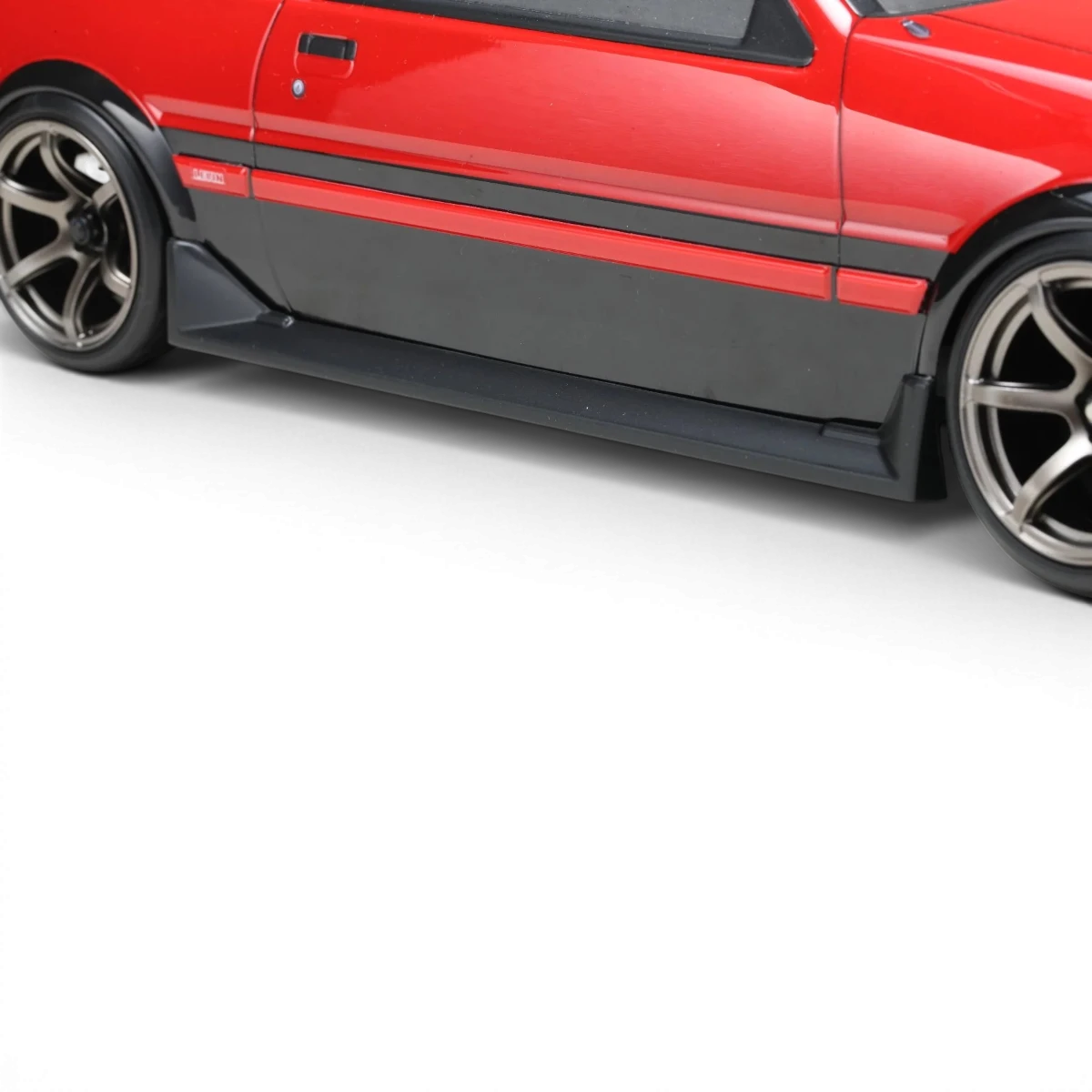 Kit carrosserie aéro Toyota Corolla AE86 Levin 3 portes Team Yokomo, vue de face avec détails de la carrosserie.