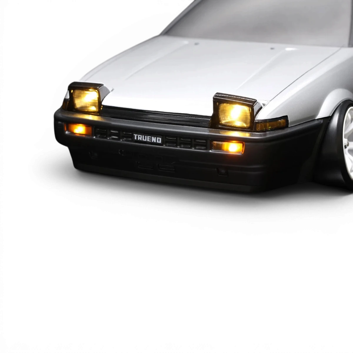 Kit LED pour Toyota AE86 Trueno 2 portes, personnalisé par Team Yokomo, avec lumières LED visibles sur la voiture.