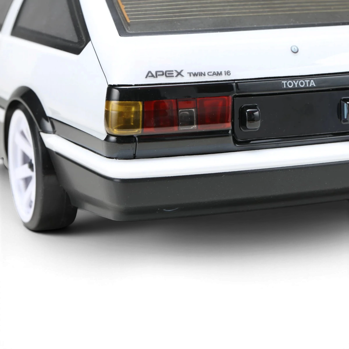 Carrosserie Toyota AE86 Trueno T3 de Team Yokomo, vue de face avec détails de la carrosserie pour voiture RC.