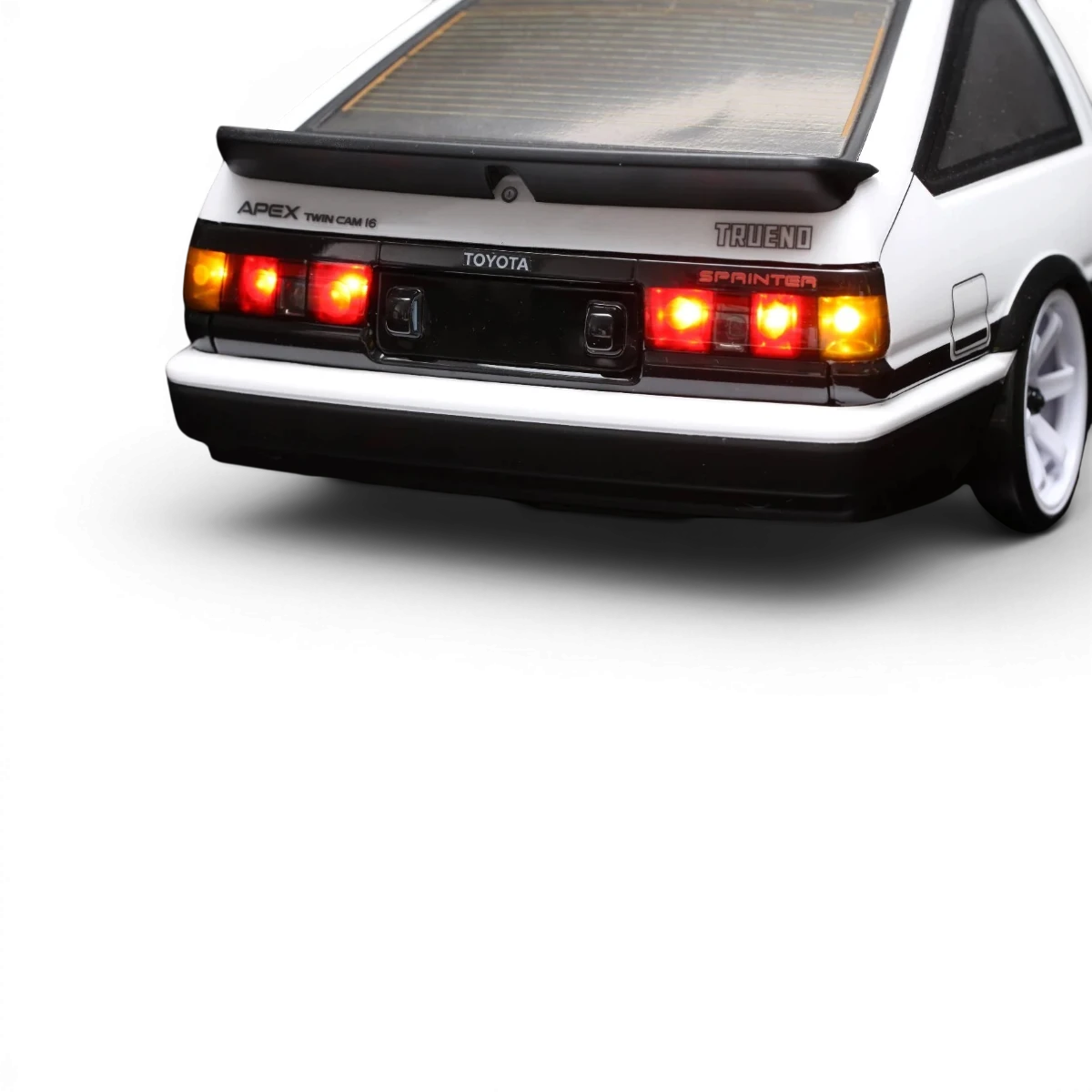 Kit LED pour Toyota AE86 Trueno 3 portes, personnalisé par Team Yokomo, avec composants LED visibles sur la voiture.