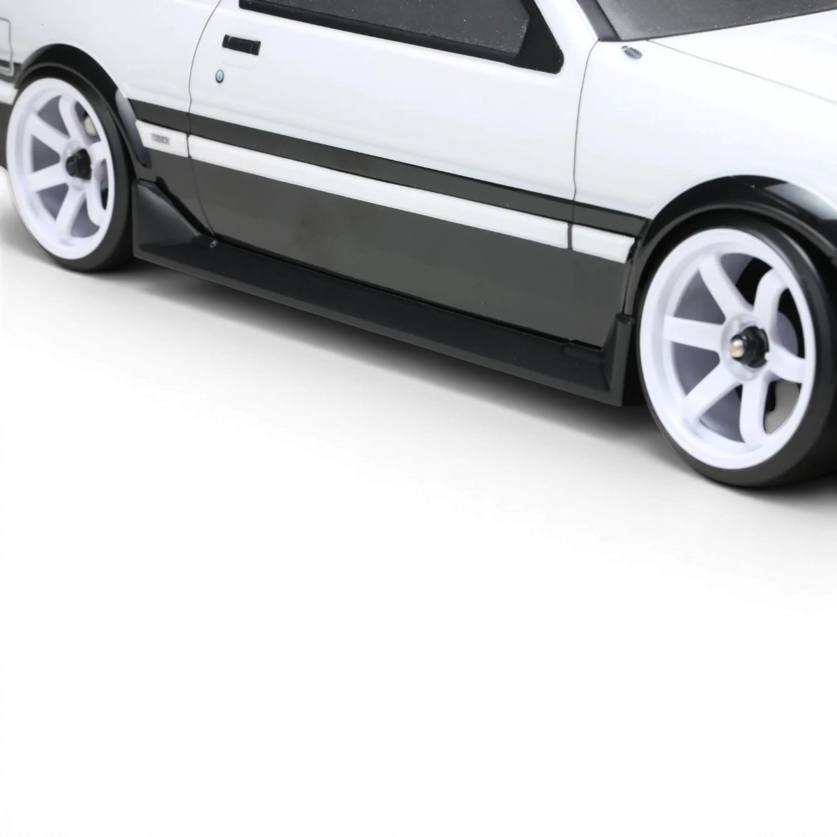 Kit de carrosserie Toyota Sprinter AE86 Trueno 3 portes de Team Yokomo, vue détaillée de la carrosserie pour voiture RC.