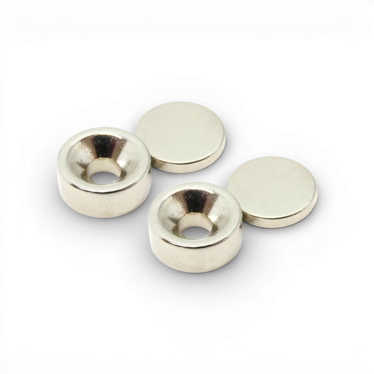 Deux aimants Wrap-UP Next, 12x5mm et 12x2mm, disposés côte à côte, montrant leur surface métallique brillante.