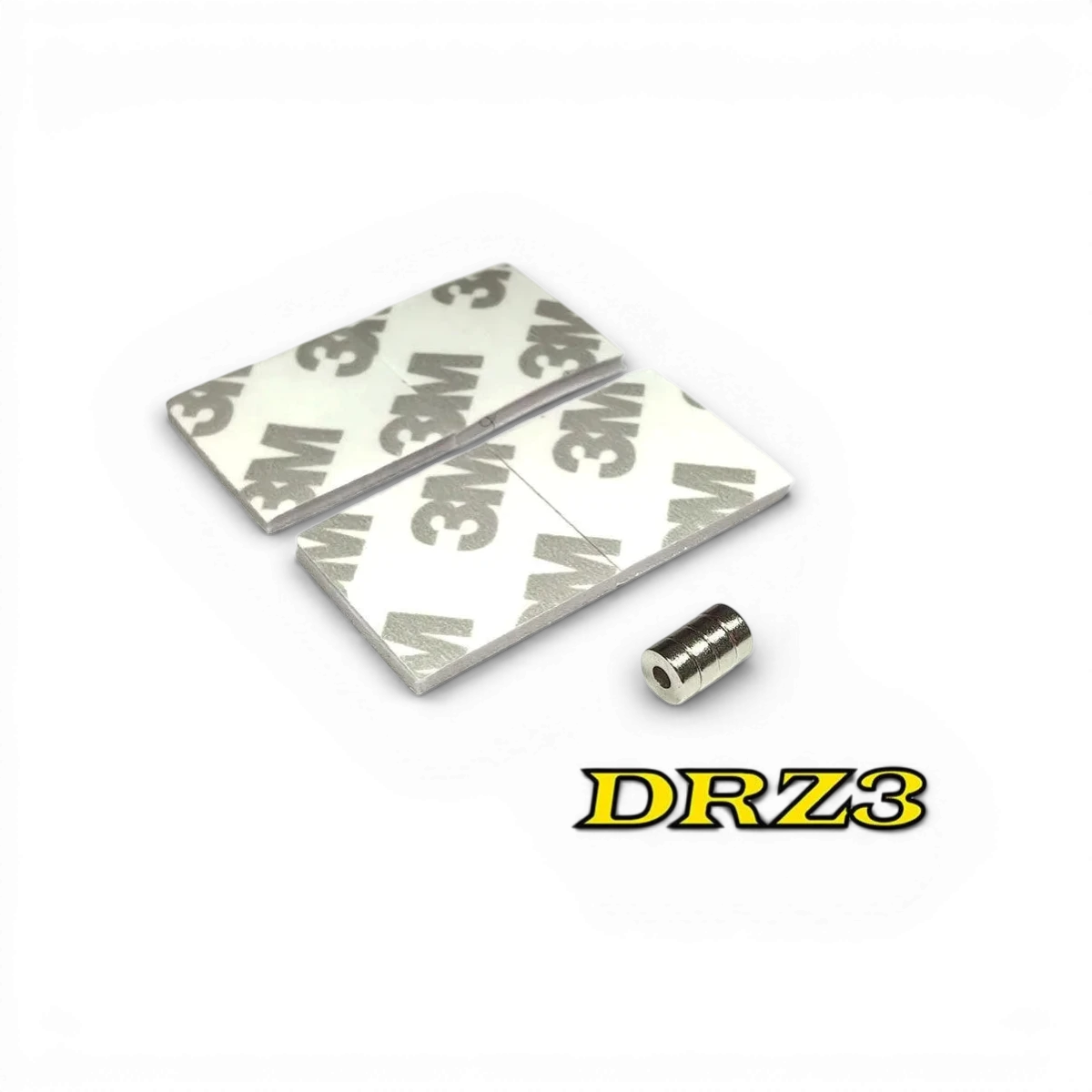 Quatre aimants DRZ3 de la marque Atomic RC Mini, pièces détachées pour modèles RC, visibles dans l'image.