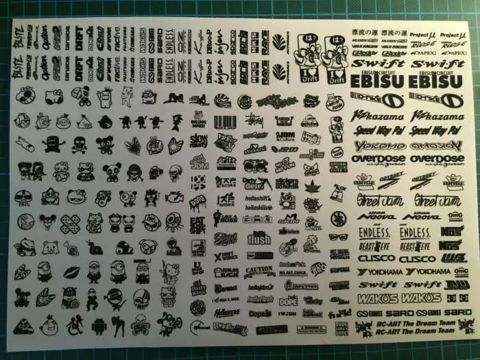 Autocollants sponsors Black Drift Stickers, set de 46 étiquettes noires pour voitures de drift, visible avec logo et design.