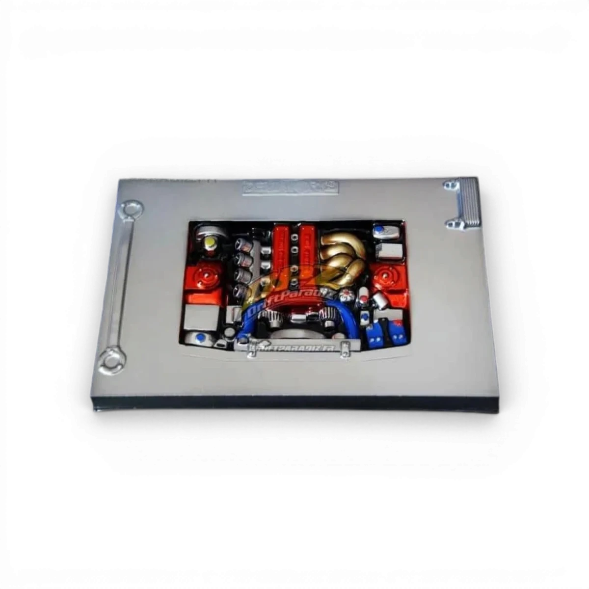 Baie moteur 4AGE personnalisée de Demi Works, adaptée pour la drift, en métal noir avec logo gravé, vue de face.