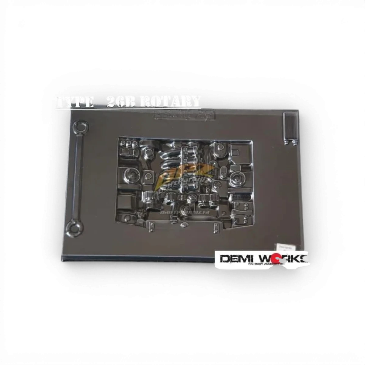 Baie moteur B26 rotary de Demi Works pour personnalisation, en métal noir avec détails techniques visibles.