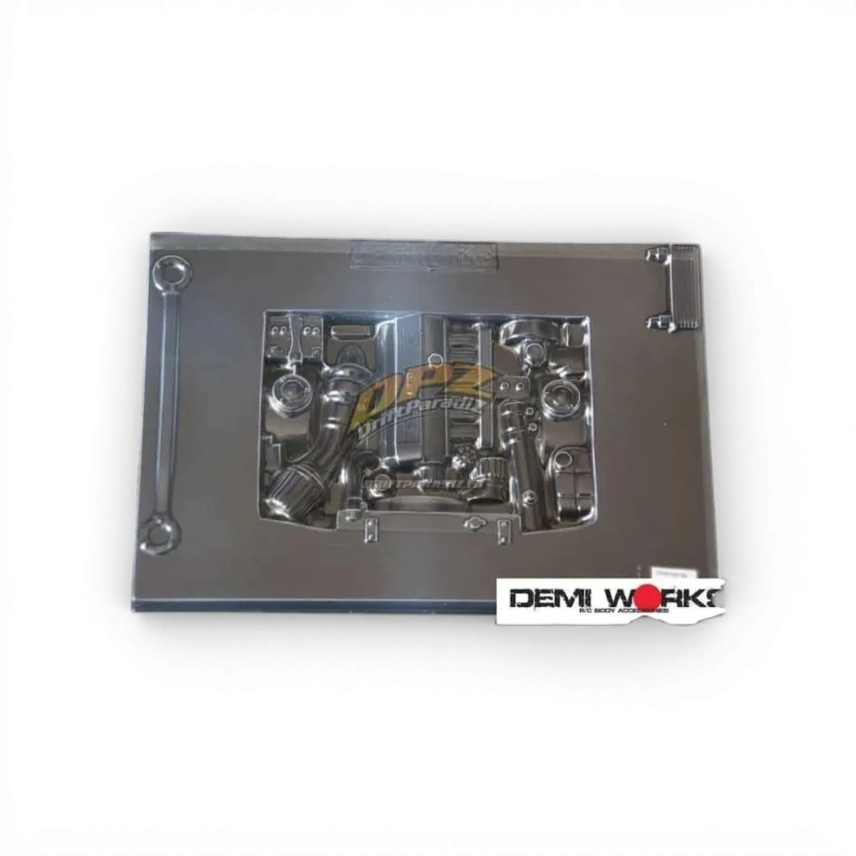 Baie moteur M50T de Demi Works, pièce de customisation pour moteur automobile, visible avec détails techniques et finition.