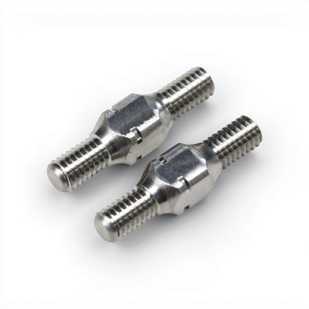 Biellettes en titane 16mm pour pièces détachées Team Yokomo, montrant la finition légère et résistante en métal.