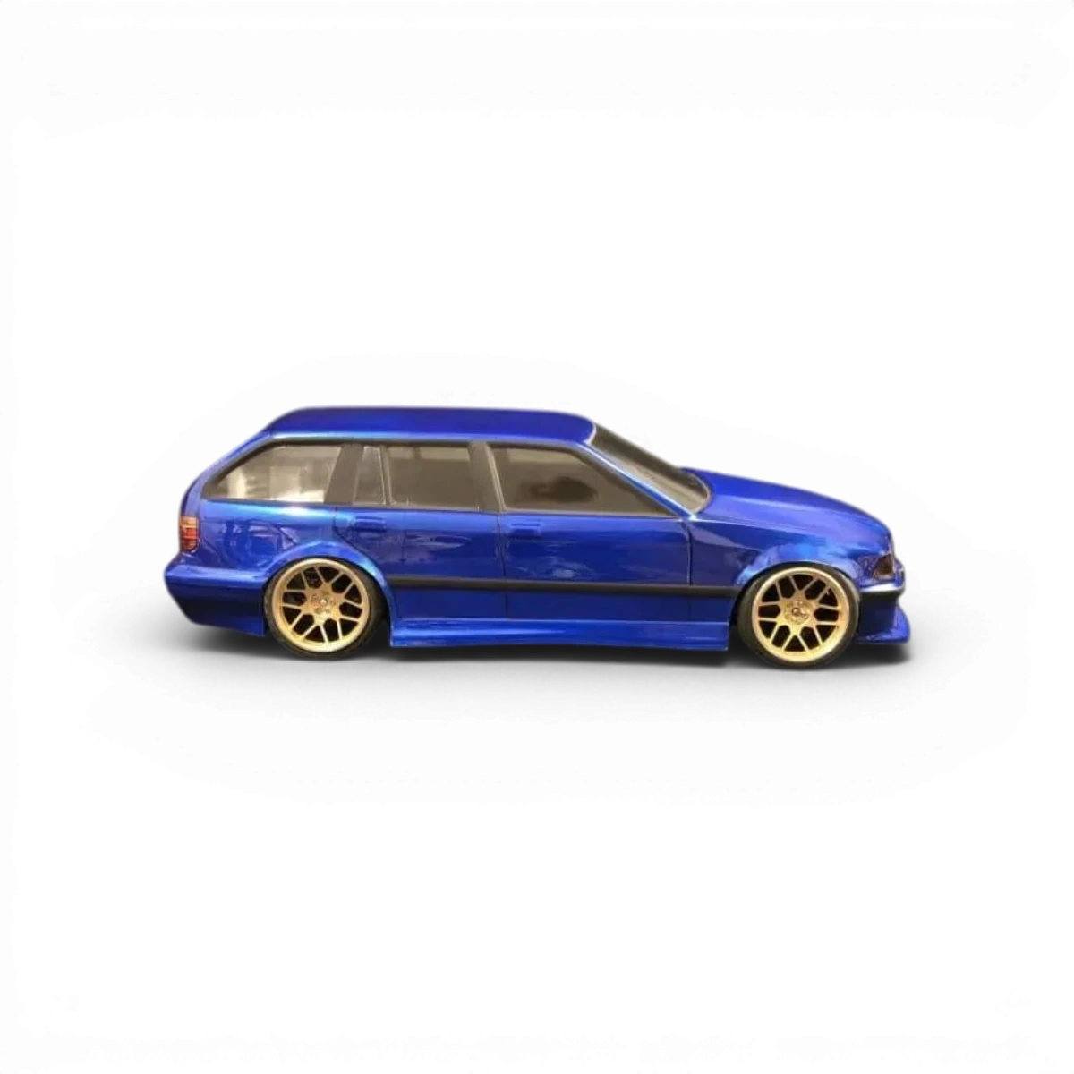 Carrosserie BMW E36 Touring pour RC, modèle wagon, fabriquée par Aplastics RC, vue de face avec détails de la carrosserie.