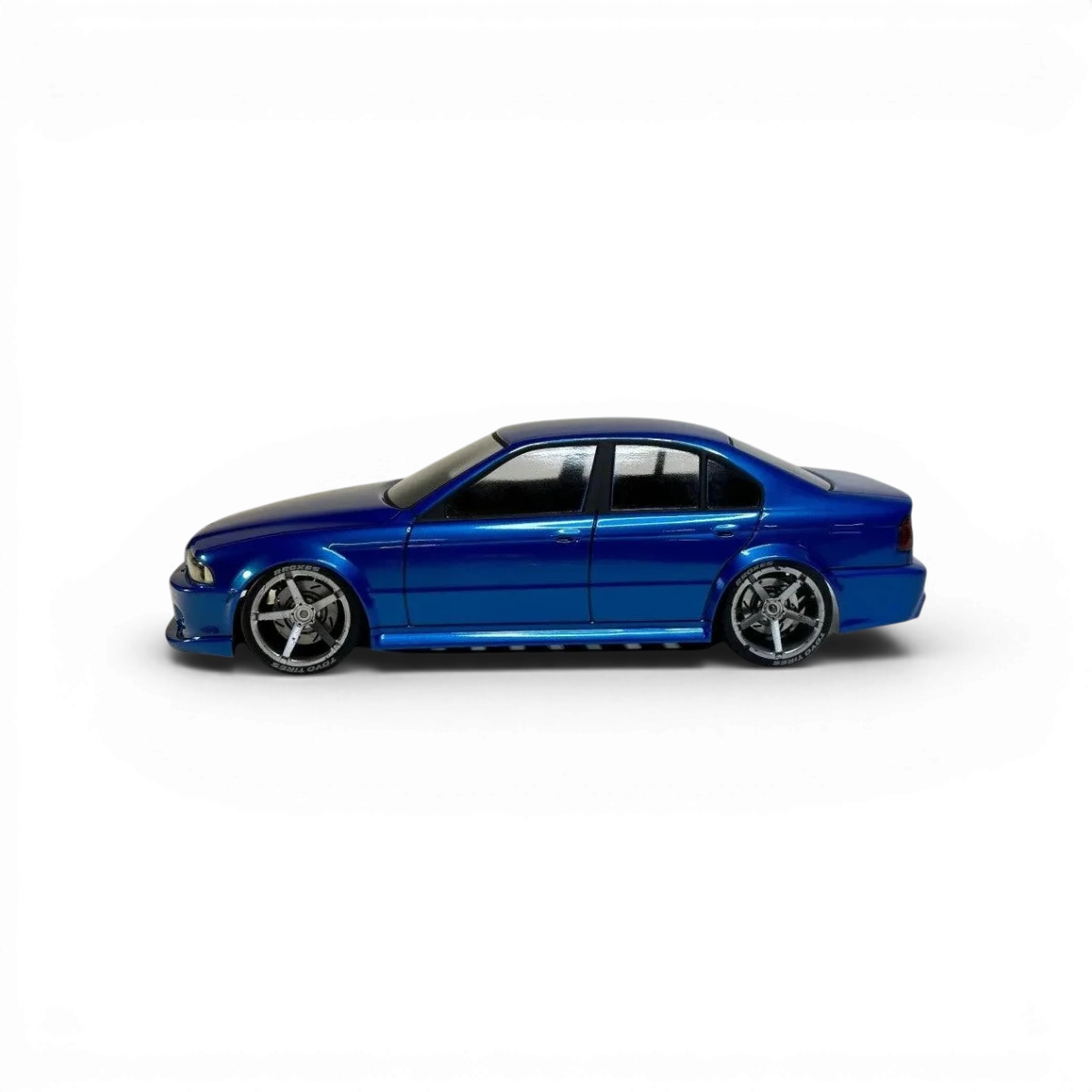 Carrosserie BMW E39 Sedan pour modèle RC Aplastics RC, finition détaillée et réaliste, vue de face sur fond blanc.