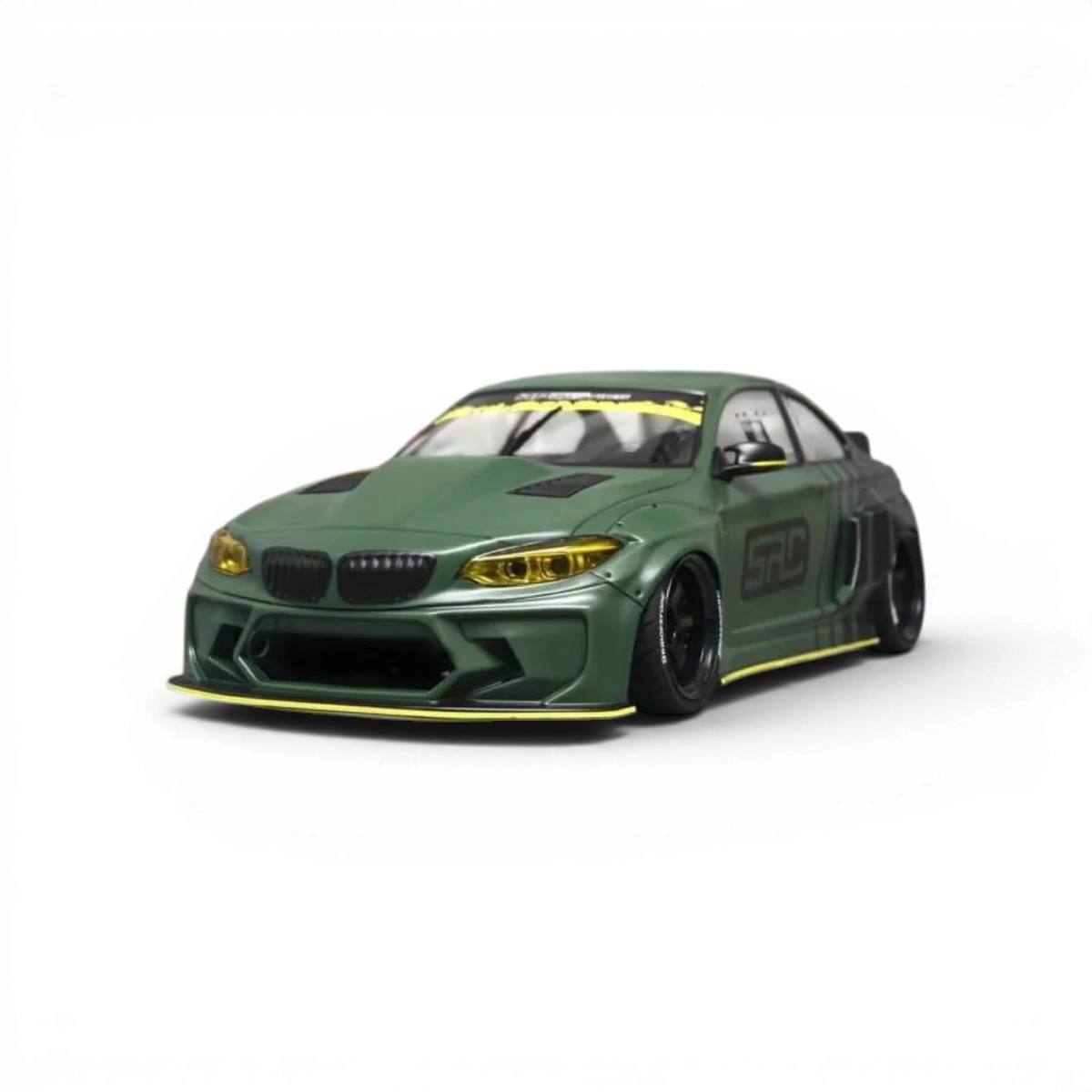 Carrosserie BMW M2 F22 en plastique pour modèle RC, fabriquée par Aplastics RC, vue de face avec détails de la carrosserie.
