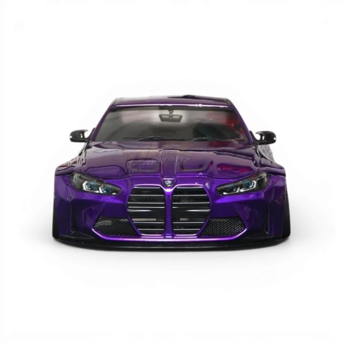 Carrosserie BMW M4 G82 en plastique pour modèle RC, fabriquée par Aplastics RC, visible en détail dans l'image.