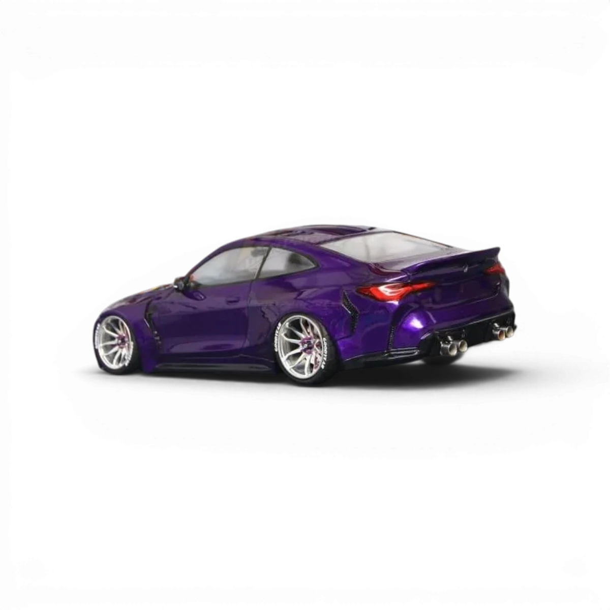 Carrosserie BMW M4 G82 pour voiture RC de la marque Aplastics RC, en plastique de haute qualité, vue de face.