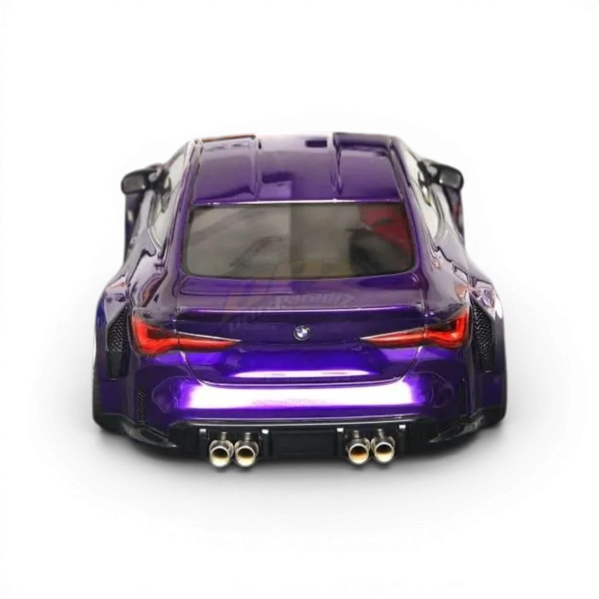 Carrosserie BMW M4 G82 en plastique de la marque Aplastics RC, vue de face avec détails du design de la voiture.