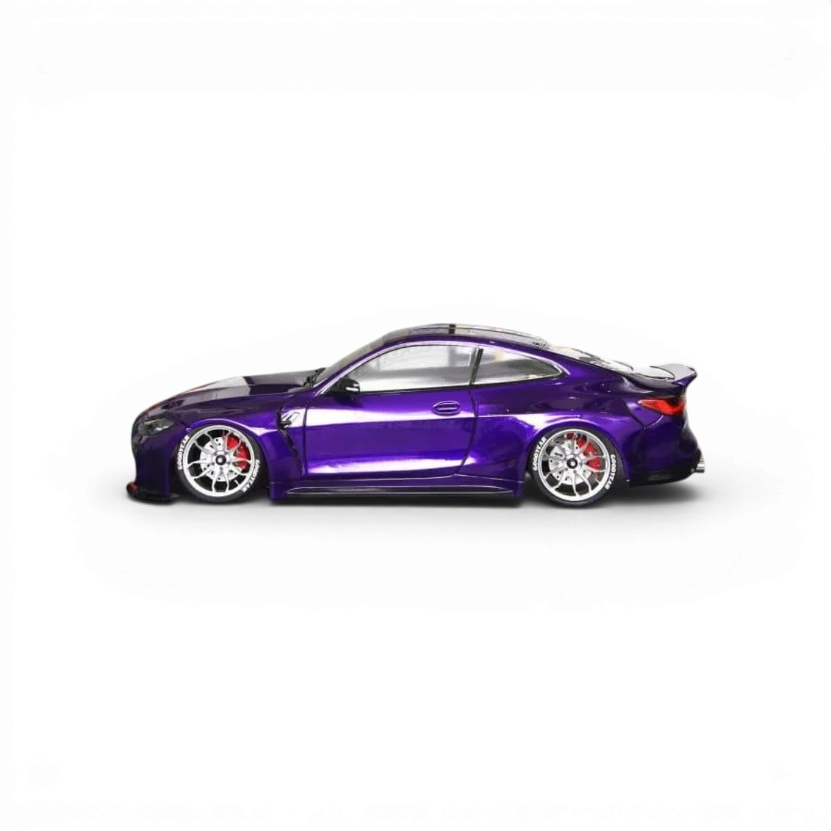 Carrosserie BMW M4 G82 de Aplastics RC, modèle détaillé, vue de face avec finition précise et design sportif.