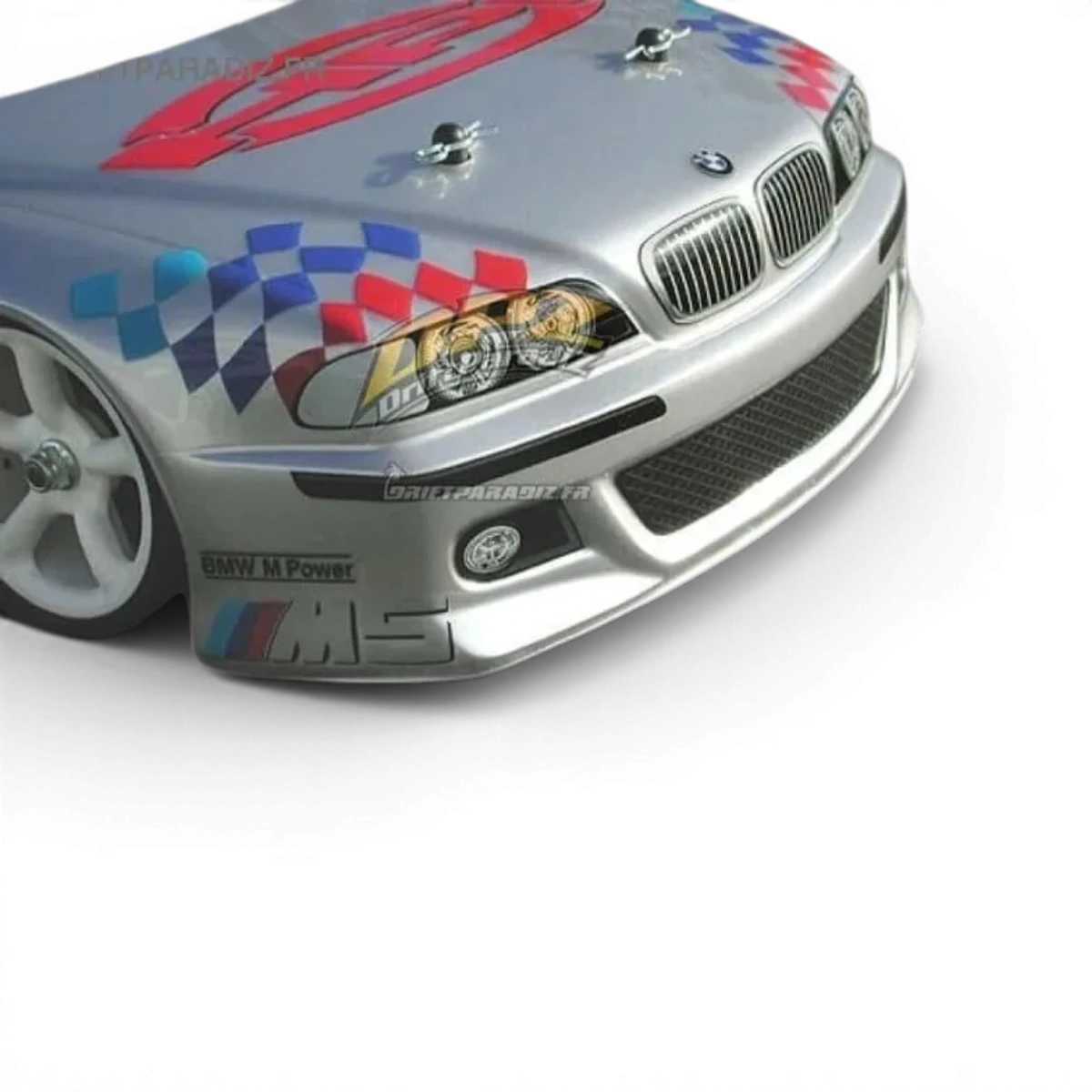 Voiture BMW M5 de HPI, carrosserie détaillée avec design sportif et élégant, vue de face sur fond neutre.