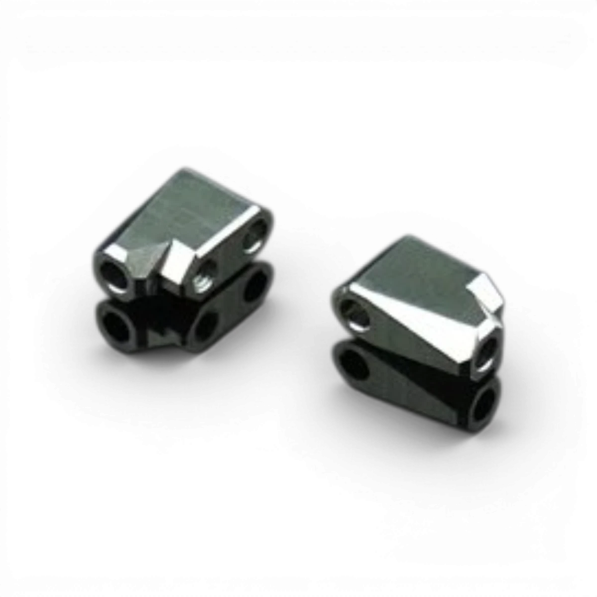 Bras supérieurs en titane TC4 pour pièces détachées RhinoRacing RTS, visible avec finition légère et design robuste.