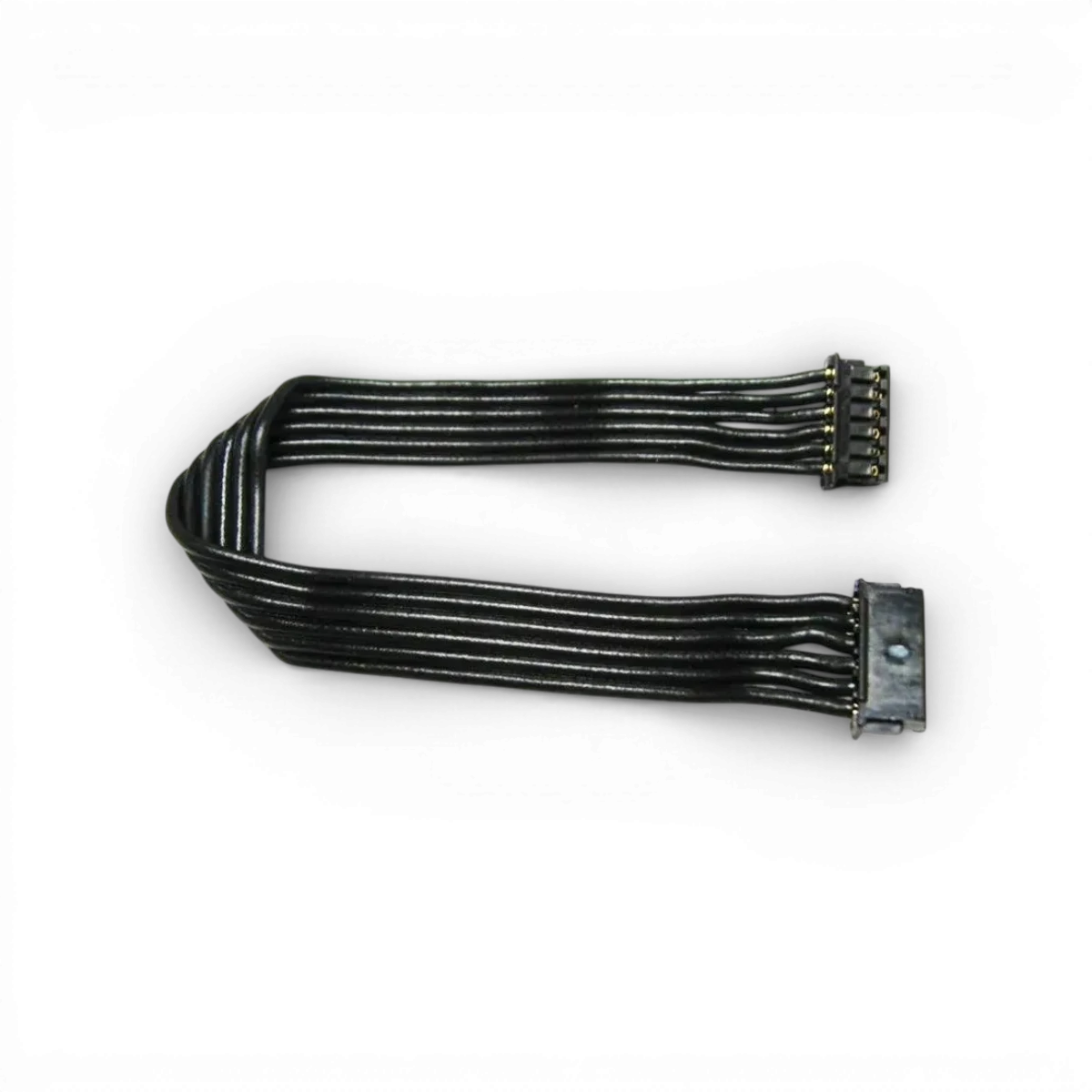 Câble sensorisé plat flexible Acuvance pour électronique, avec connecteurs et fils fins visibles.