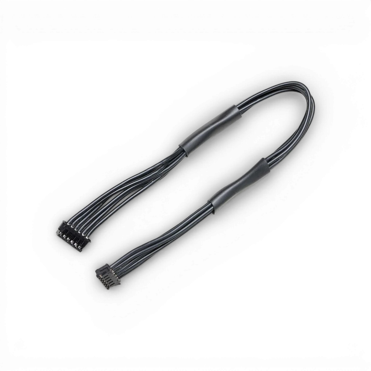 Câble sensored électronique Team Yokomo, câble RP-068, connecté à un composant électronique avec fiche noire.