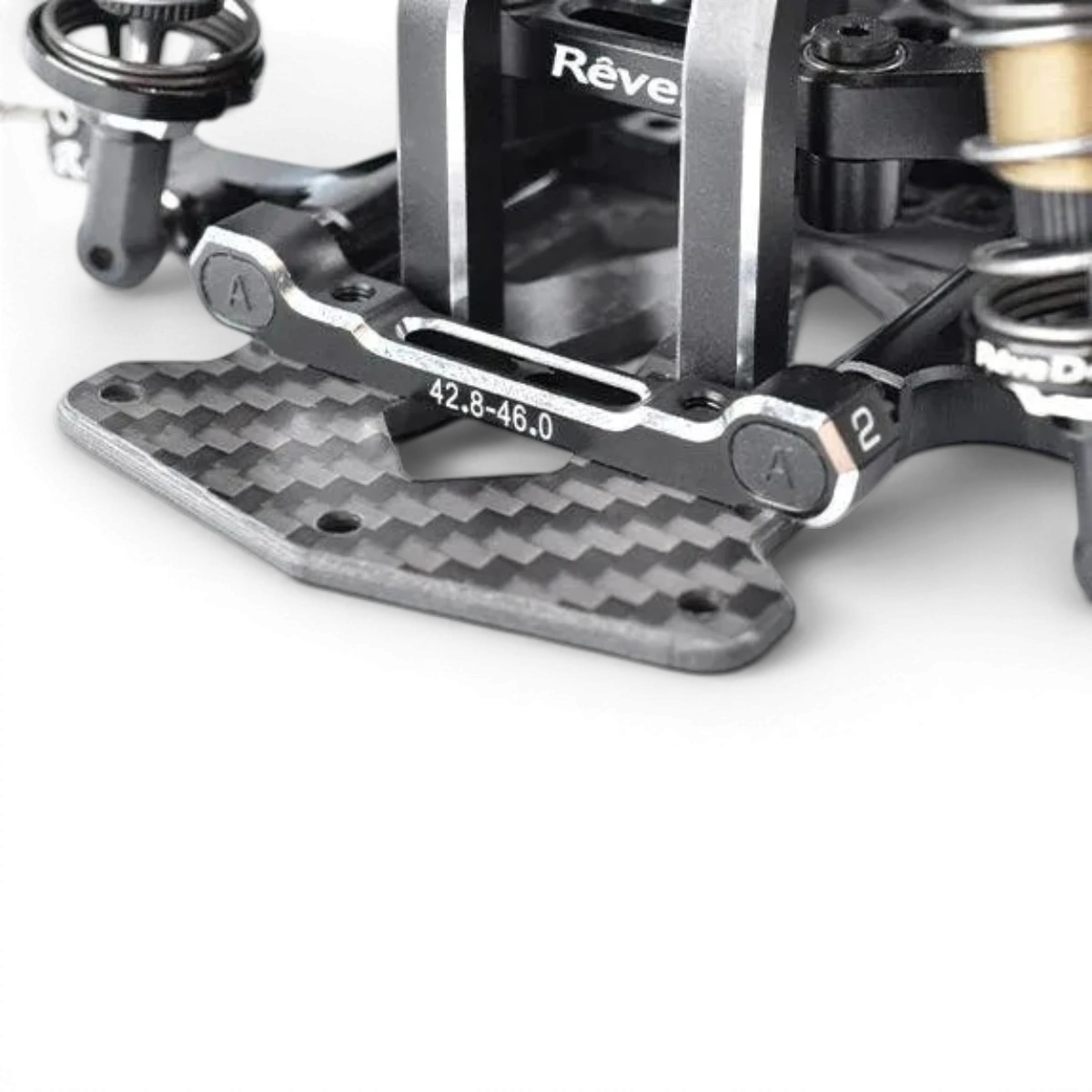 Cale triangle #5 RC Drift Team Reve D, 53,6-56,8mm, avec chanfrein, pour réglage précis de suspension.