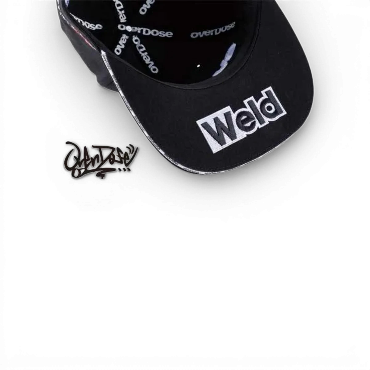 Casquette en denim Overdose BB avec logo, ajustable, portée sur une tête. Accessoire de mode décontracté et tendance.