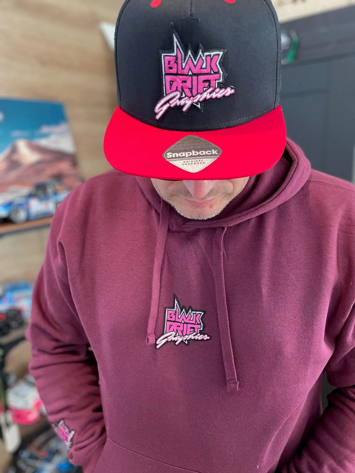 Casquette snap noire avec logo gris de la marque Black Drift Stickers, vue de face, style décontracté et tendance.