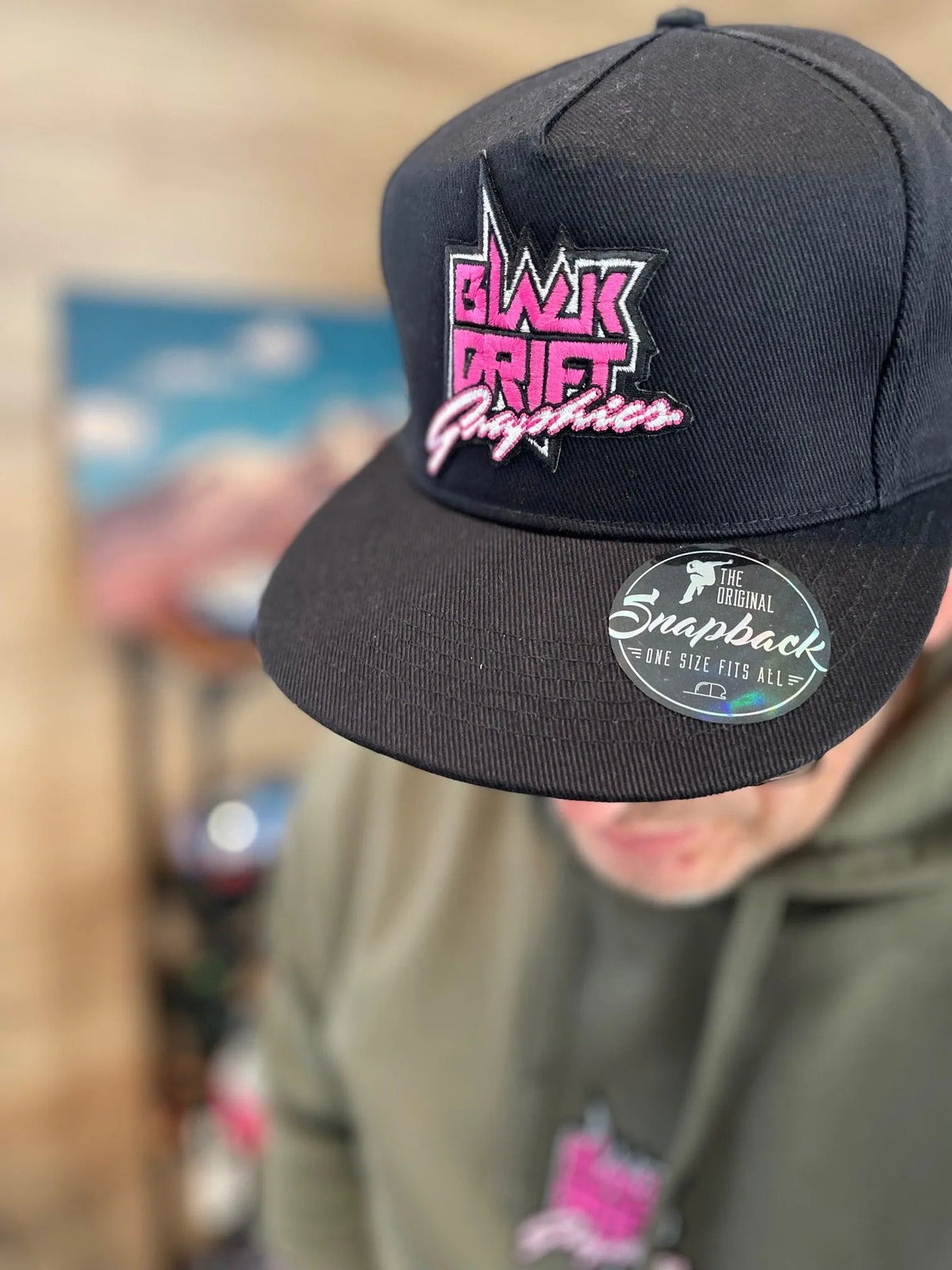 Casquette snap noire de la marque Black Drift Stickers avec logo gris, style décontracté et tendance.