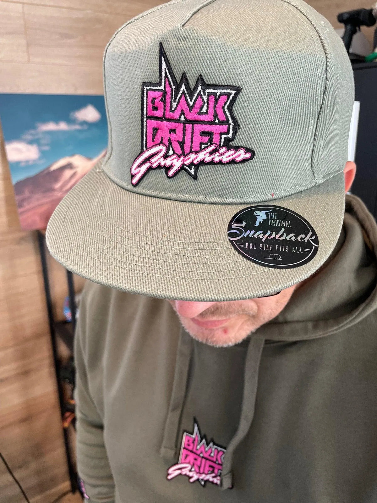 Casquette snap noire avec logo Gray Drift Stickers, style décontracté, vue de face.