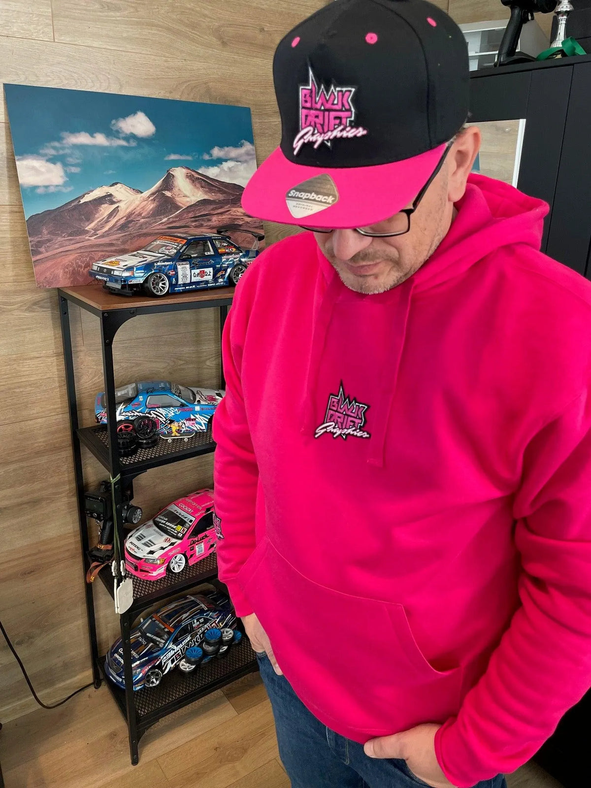 Casquette snap noire avec logo gris Black Drift Stickers, style décontracté et moderne pour homme ou femme.