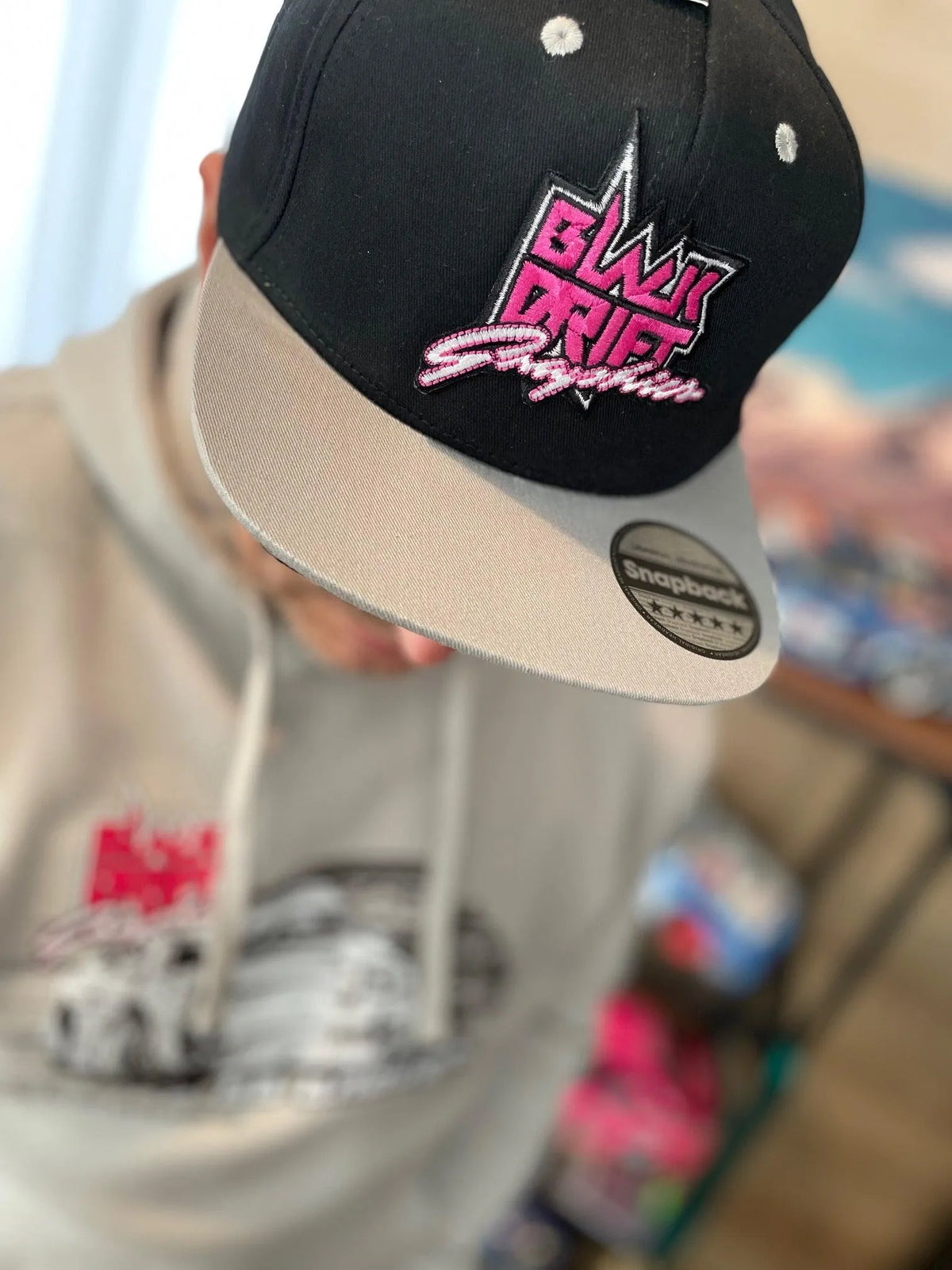 Casquette snap noire avec logo gris Black Drift Stickers, style décontracté et tendance, vue de face.