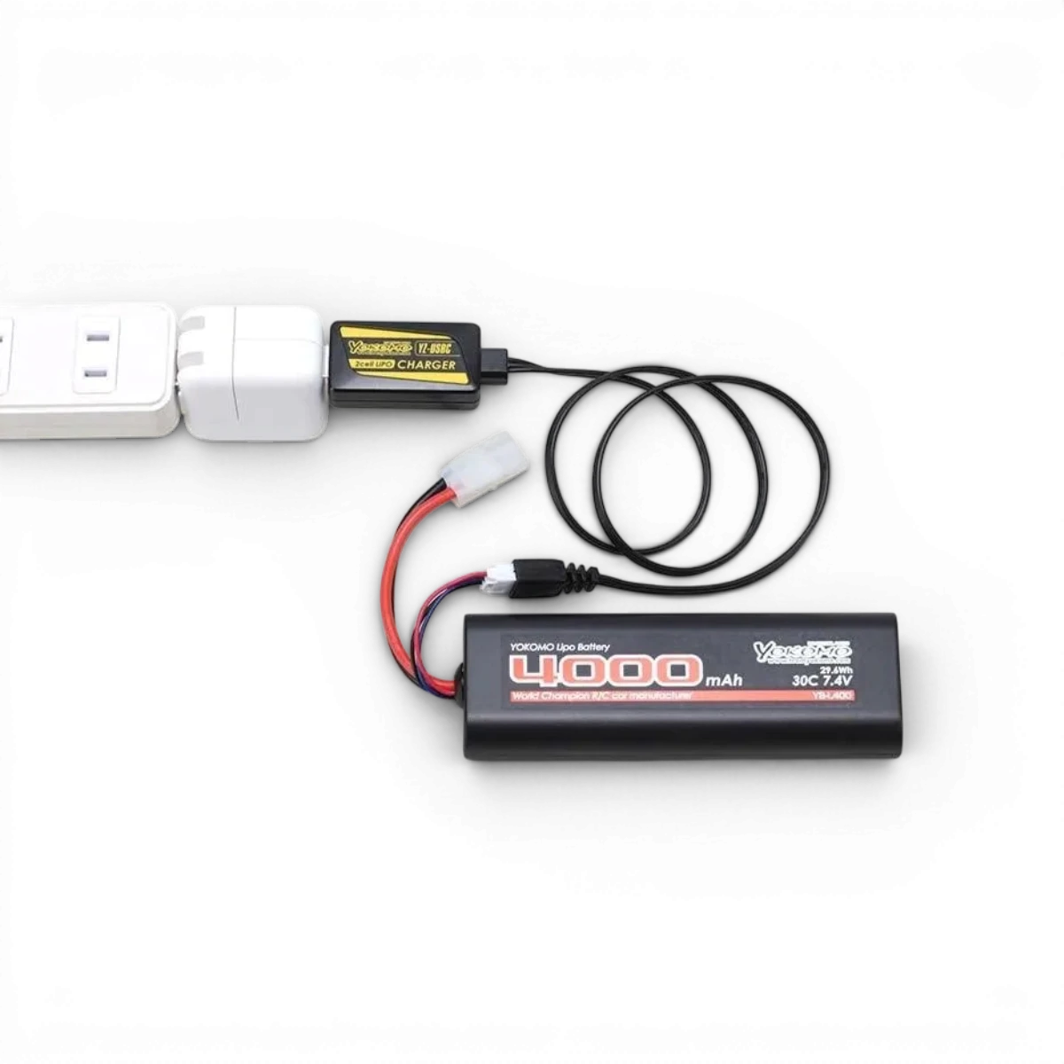 Chargeur USB pour batterie lipo 2A de la marque Team Yokomo, appareil électronique pour charger des batteries lithium.