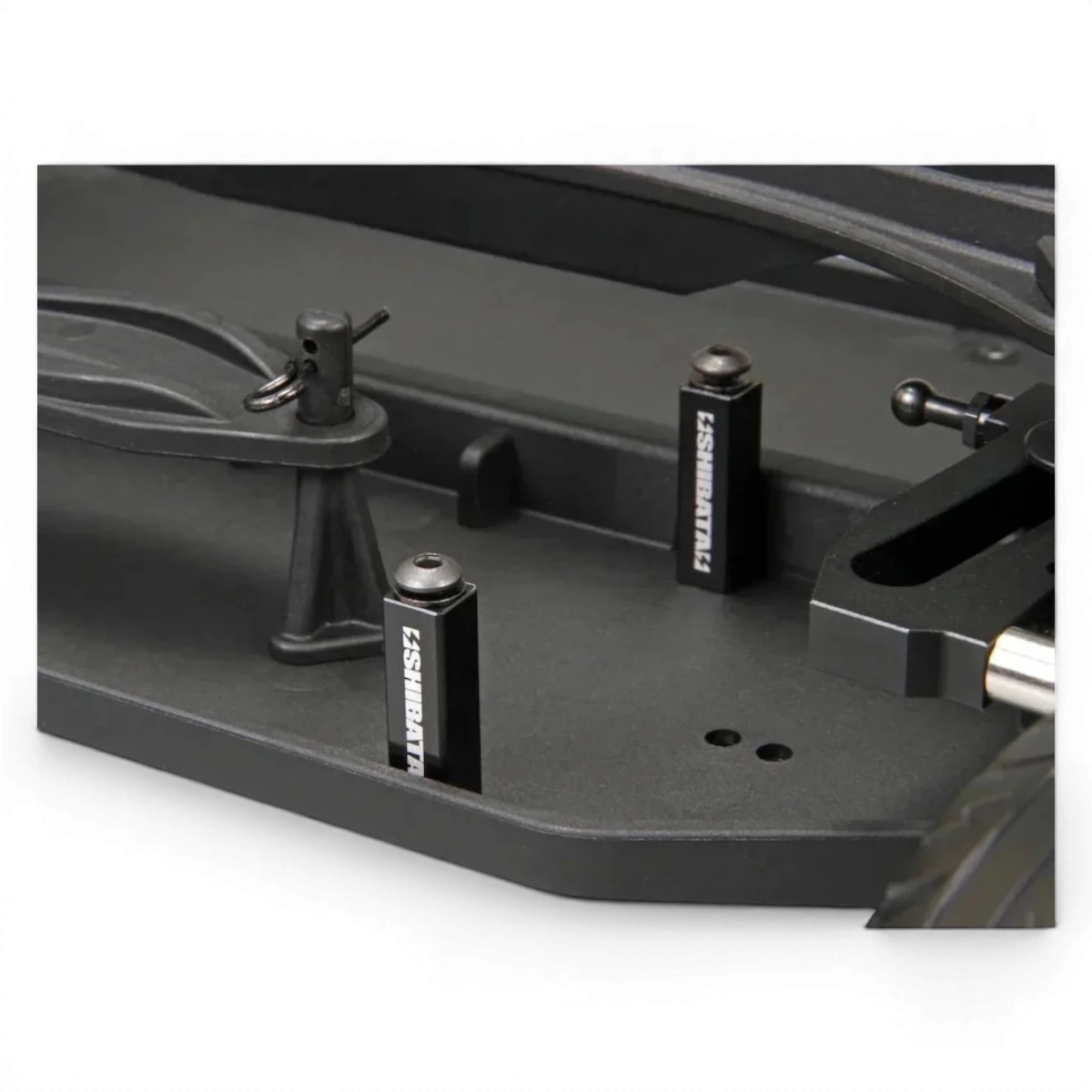 Châssis RC Drift SHIBATA GRK GS2 Modified pour voiture télécommandée, vue en gros plan sur le châssis noir et détaillé