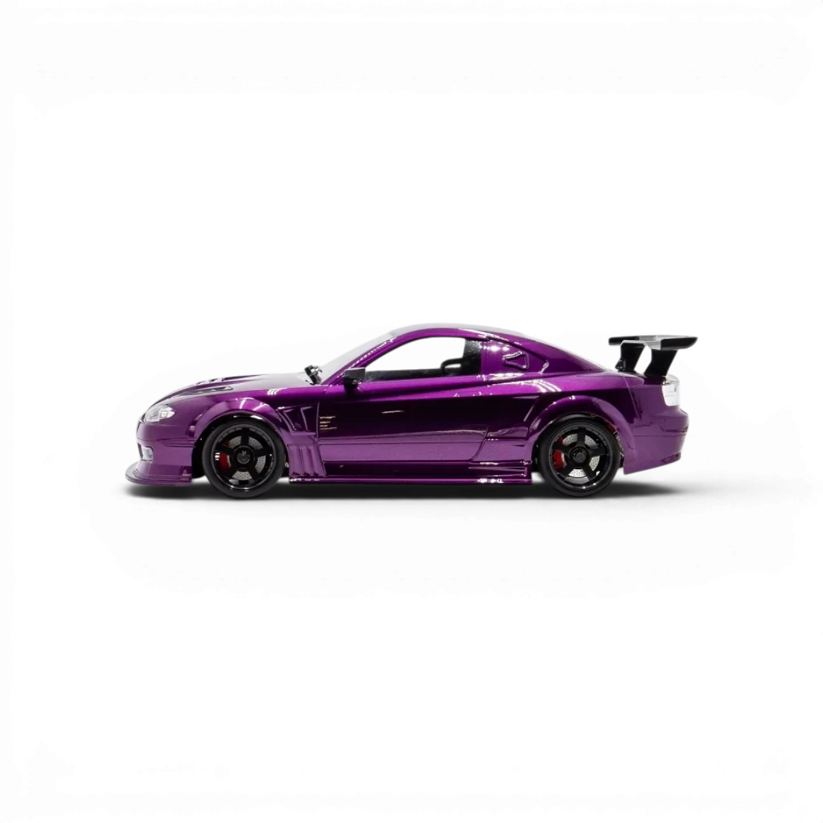 Châssis RC drift HOBBYTECH OVER-D10 RTR Brushless RWD, vue frontale avec détails du châssis et composants électroniques.