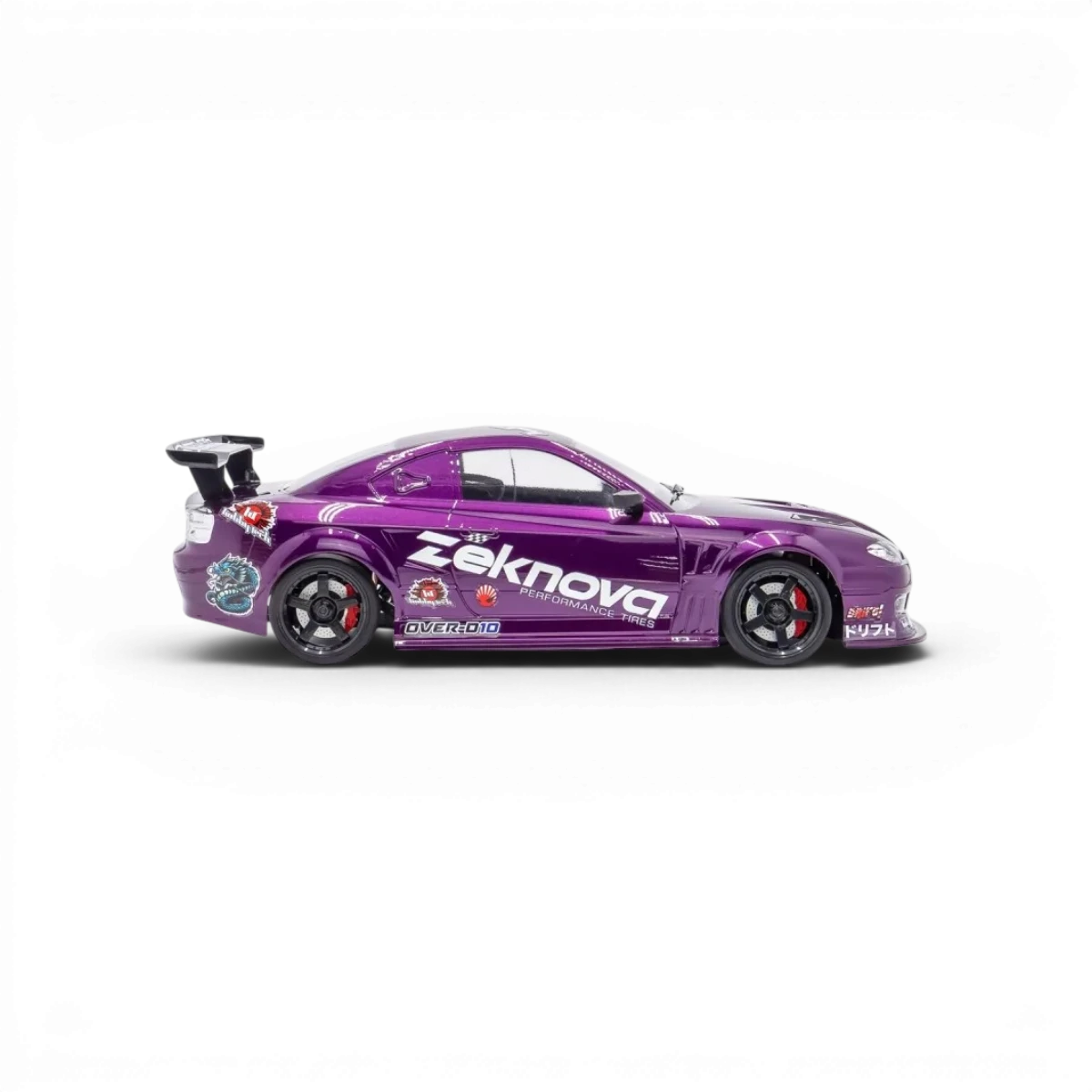 Châssis RC drift HOBBYTECH OVER-D10 RTR brushless RWD, vue de face montrant le châssis en détail avec roues et composants.