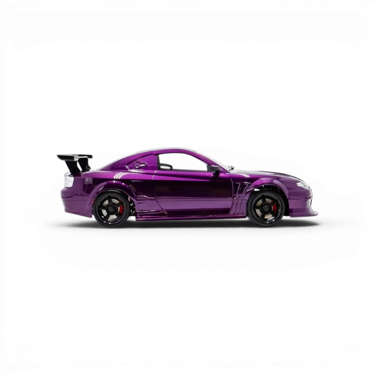 Châssis RC drift HOBBYTECH OVER-D10 RTR brushless RWD, vue de face montrant le châssis robuste et les composants électroniques.