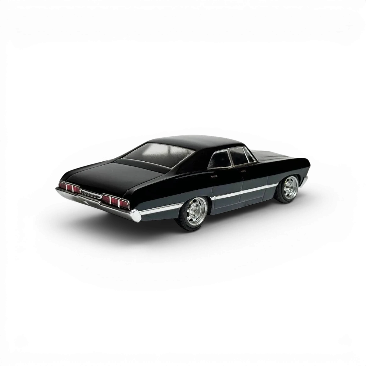 Carrosserie Chevrolet Impala 67 4 portes de la marque Aplastics RC, modèle réduit pour voiture RC, vue de face.