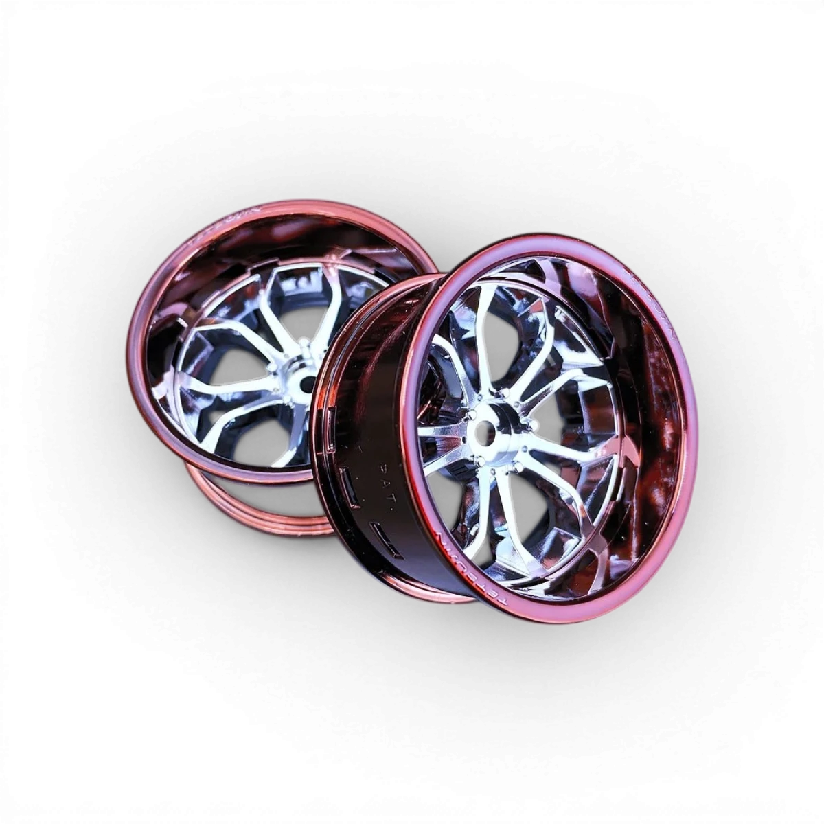 Deux pièces de cercles bronze chromé et centres en forme d'araignée pour roues Tetsujin, finition chromée brillante.