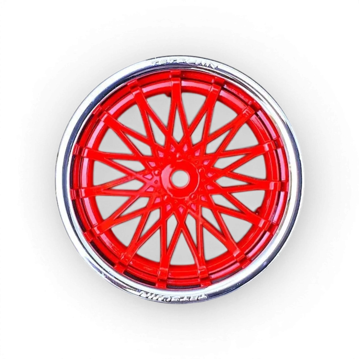 Jeu de roues Tetsujin Dahlia chromé avec finition rouge brillant, visible avec détails de la surface et de la texture.