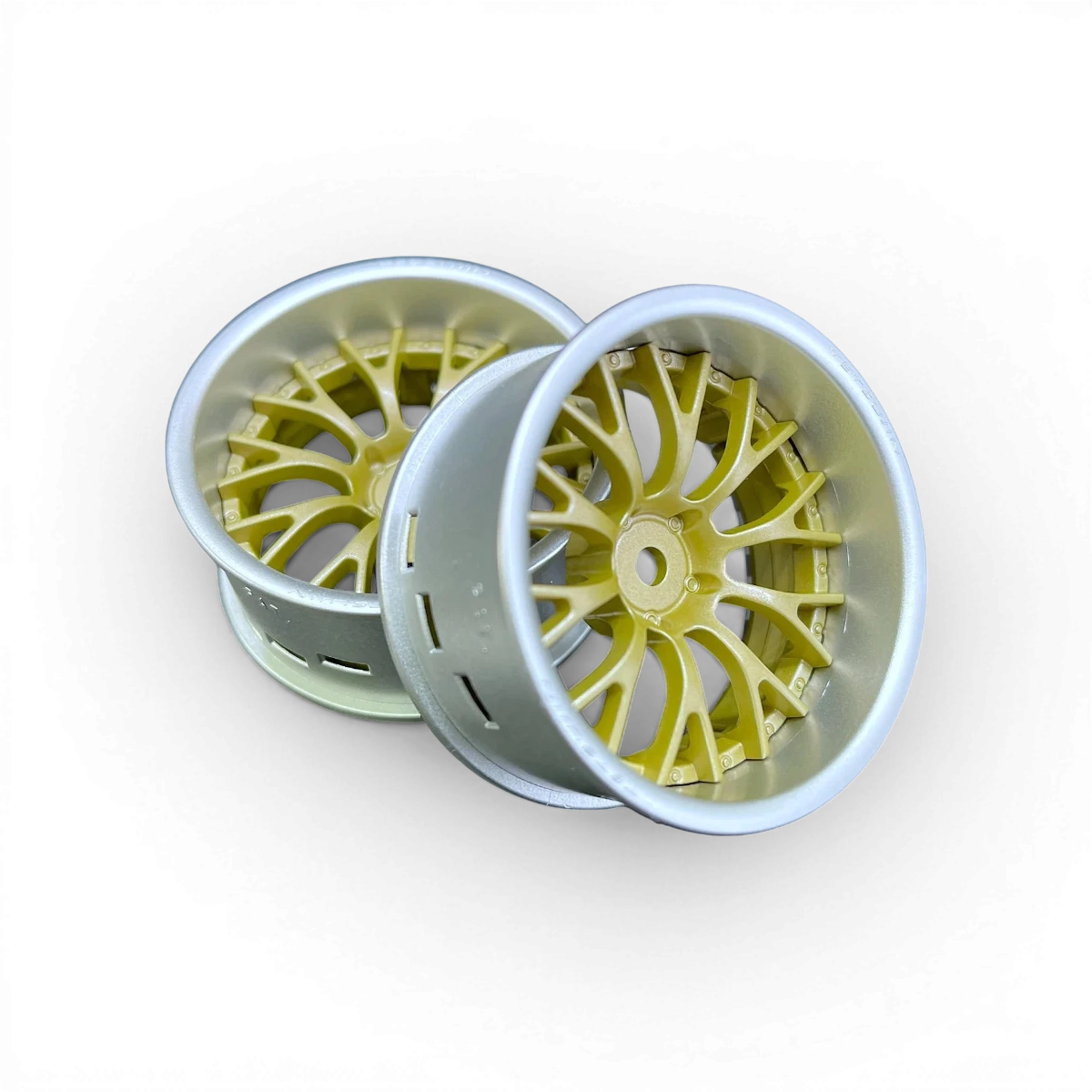 Roues Daisy gris alu et or de la marque Tetsujin, avec design moderne et finition élégante, visibles sur l'image.