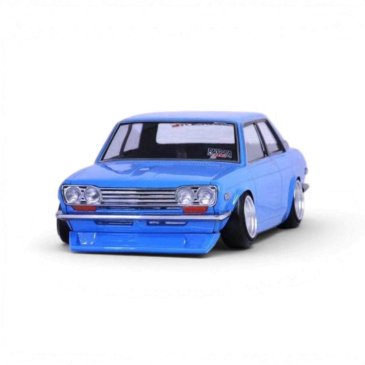 Carrosserie Pandora RC pour Datsun 510 Blue Bird, en plastique bleu avec détails réalistes, adaptée pour véhicules radiocommandés.