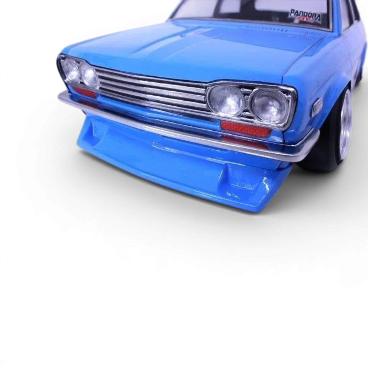 Carrosserie Pandora RC Datsun 510 Blue Bird, pièce de rechange pour voiture télécommandée, en plastique bleu avec détails.