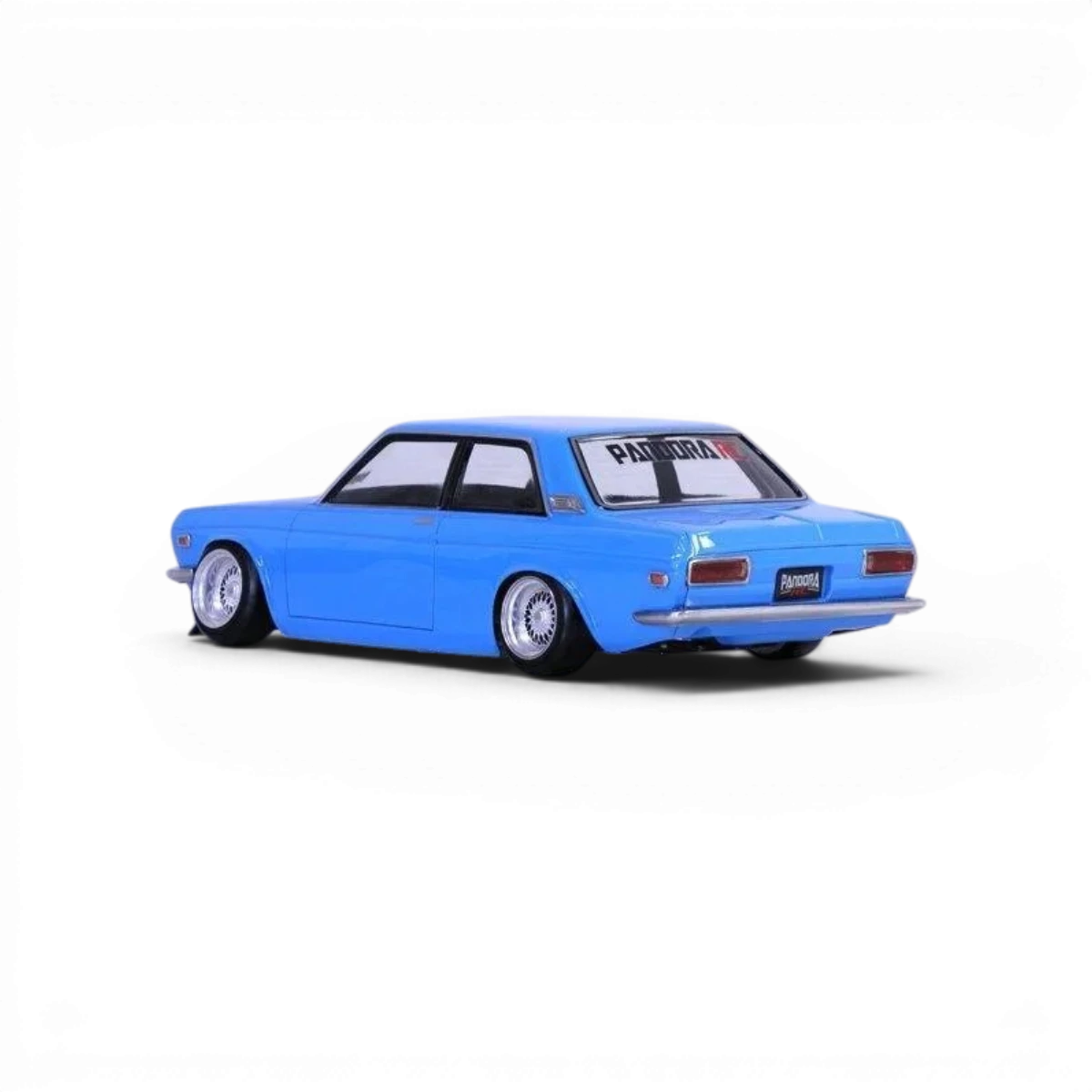 Carrosserie Pandora RC Datsun 510 Blue Bird, modification de voiture miniature, vue de face avec détails en bleu et blanc.
