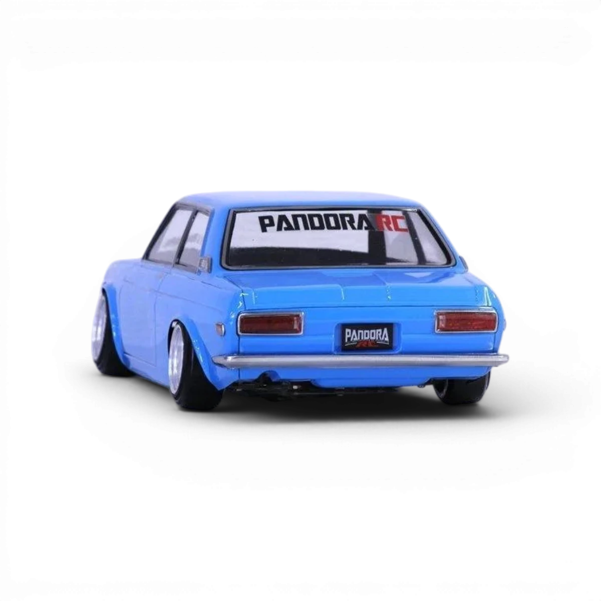 Carrosserie Pandora RC Datsun 510 Blue Bird, modèle réduit de voiture classique blanche avec détails bleus.