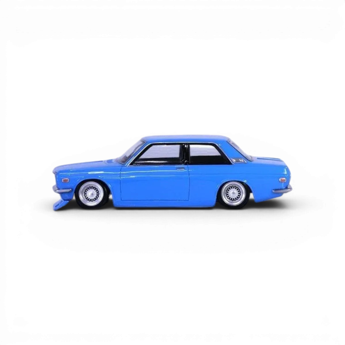 Carrosserie Pandora RC Datsun 510 Blue Bird, pièce détachée pour voiture radiocommandée, visible avec détails de la peinture bleue.