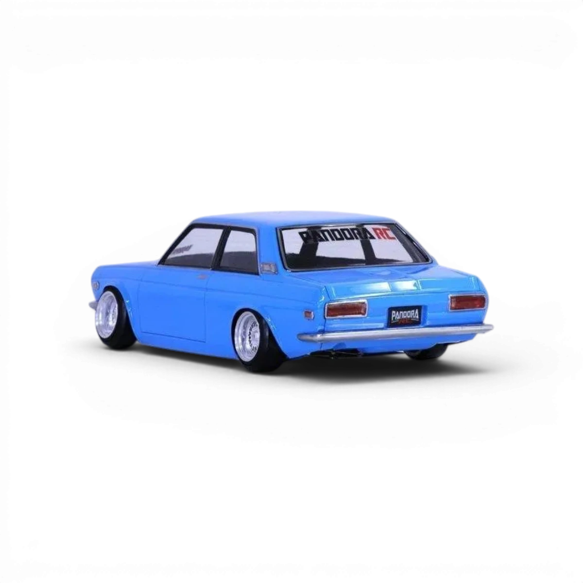 Carrosserie Pandora RC Datsun 510 Blue Bird, modèle réduit de voiture, vue de face avec détails en bleu et blanc.