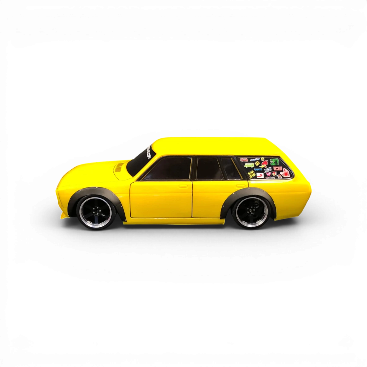 Carrosserie Datsun 510 Wagon Break Aplastics RC, version large, vue de face avec détails de la carrosserie.